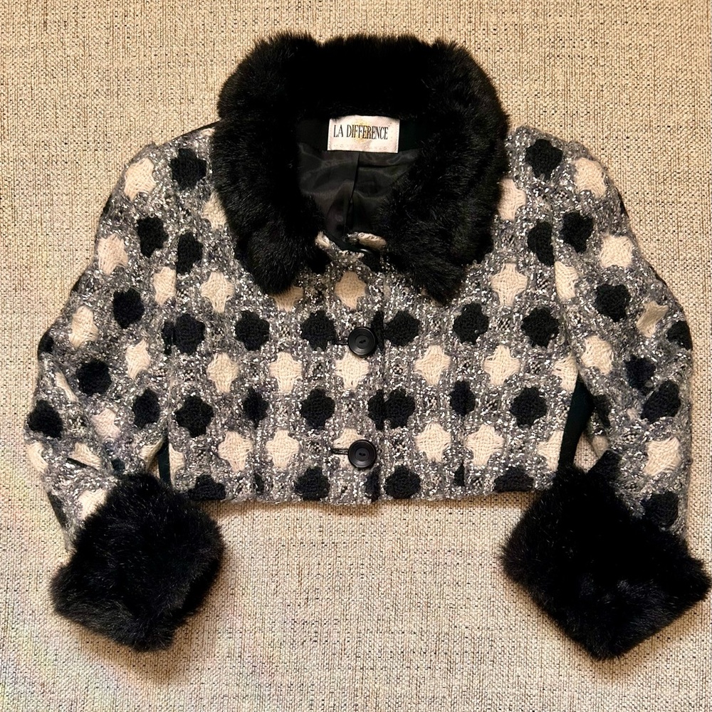 LA DIFFERENCE Cropped Jacket
Monte Carlo
Made in Italy
Size 4/6